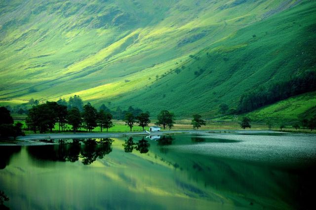 Early-autumn-reflections-in-Buttermere-in-the-Lake-District-in-Cumbria